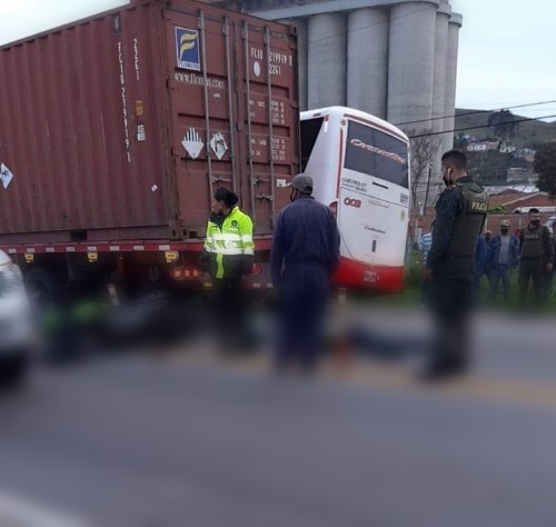 Muere motociclista al colisionar con vehículo pesado en la vía Facatativá – Bogotá.