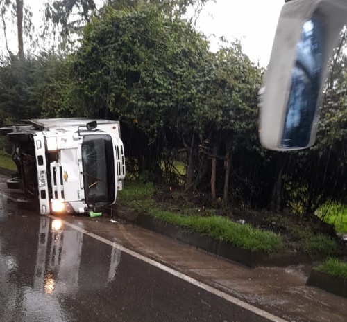 Dos heridos deja accidente de furgón en la vía Facatativá-El Rosal.