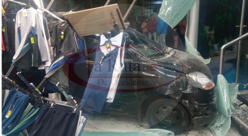 Un vehículo particular chocó contra un establecimiento comercial en Madrid (Cundinamarca).