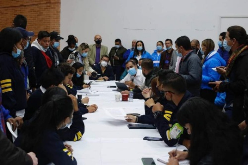 Alcaldía de Madrid y estudiantes del colegio Serrezuela establecen plan de trabajo.