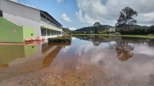 Alcaldía de Madrid apoya labores de atención a emergencia por inundación en colegio privado.
