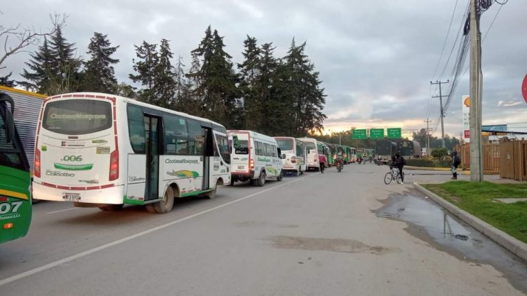 Con ‘plan tortuga’ conductores de buses protestan por inseguridad contra el gremio en Mosquera