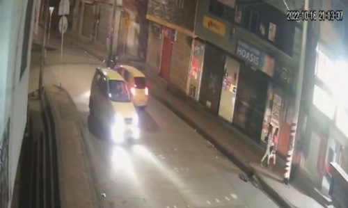 Un motociclista fue arrollado por un taxista que se  da a la fuga en Bogotá.