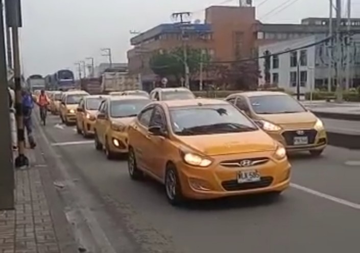 En este momento se lleva a cabo el paro de taxistas en sabana de occidente.
