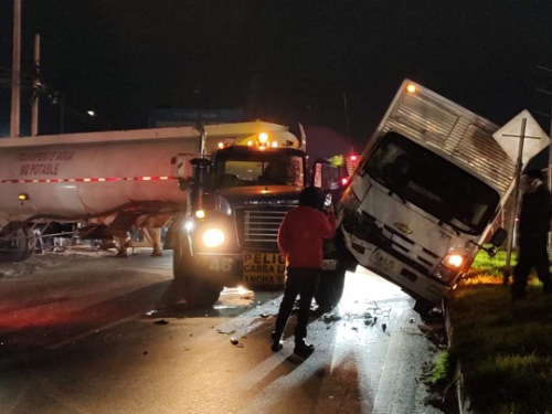 Accidente entre un camión y un furgón en la entrada a Bogotá por la calle 80 genera congestión vehicular