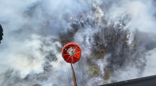 Con sistema Bambi Bucket, Fuerza Aérea apoya labores de extinción de incendio en Mosquera, Cundinamarca