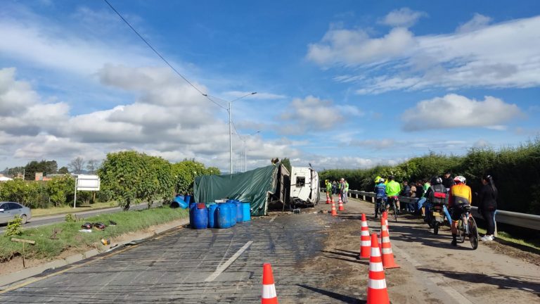 Volcamiento de camión bloquea el paso en la variante de Madrid