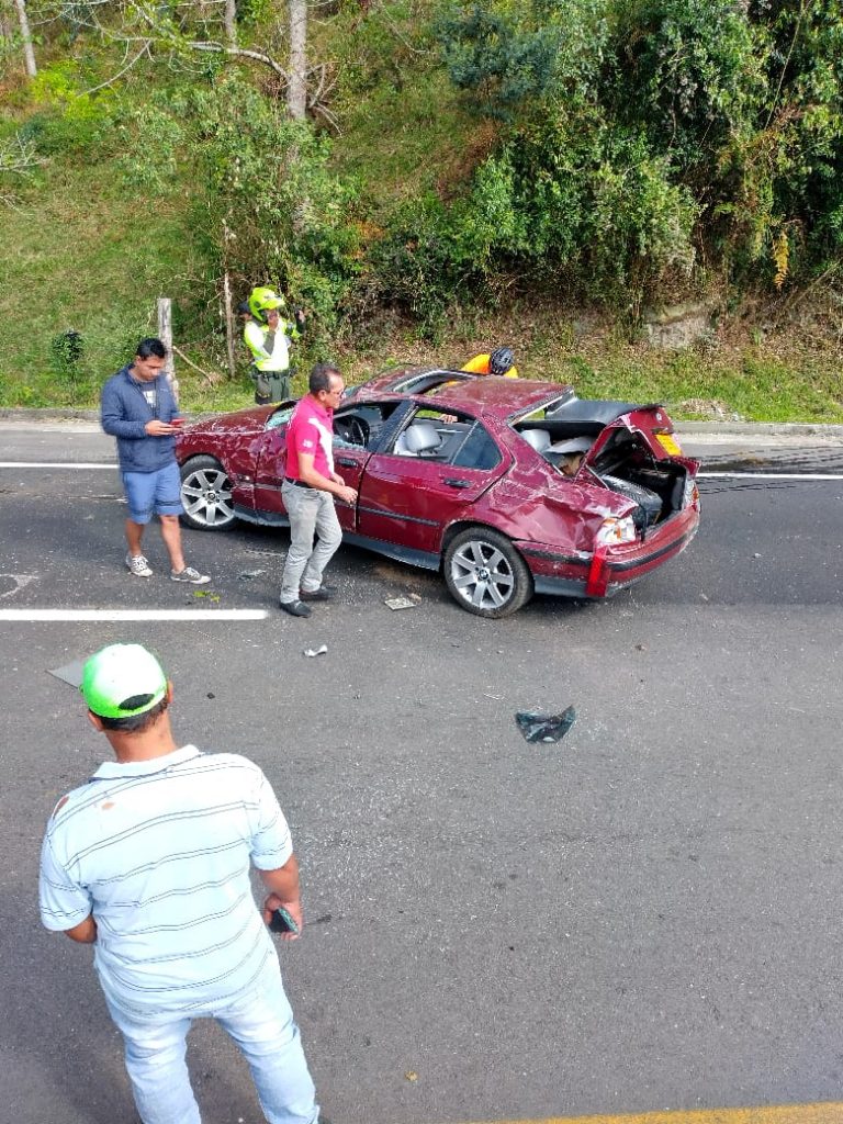 APARATOSO ACCIDENTE EN LA VÍA BOGOTÁ – LA VEGA.