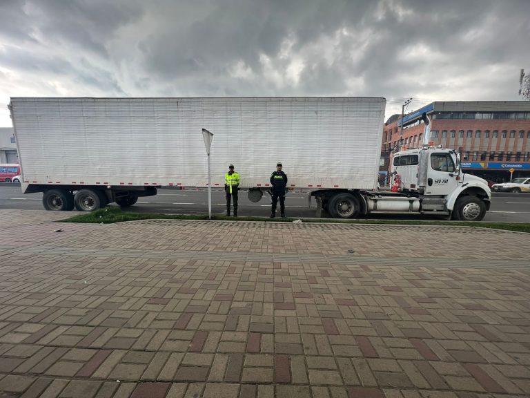 En Funza, Cundinamarca, recuperan tractocamión hurtado y capturan al presunto ladrón