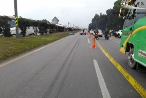 Conductor de motocicleta pierde la vida y acompañante resultó lesionada en accidente en la vía Facatativá – Madrid