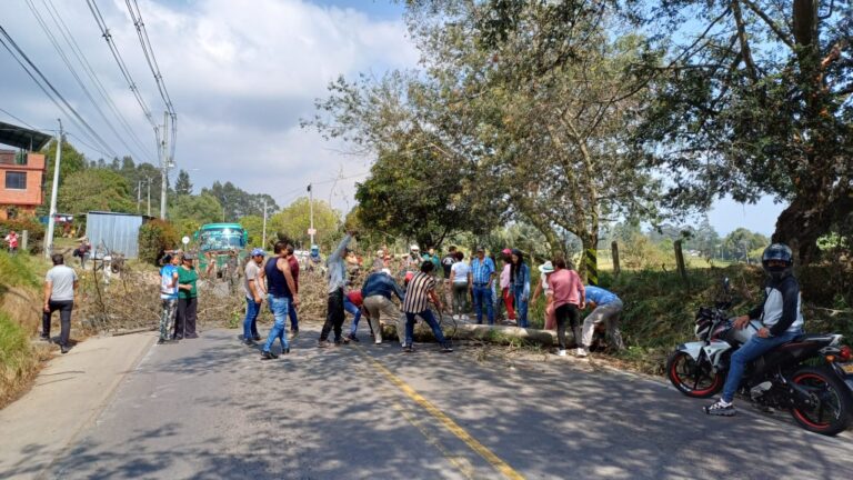 Se presentan protestas y bloqueo de la vía Facatativá- El Rosal.