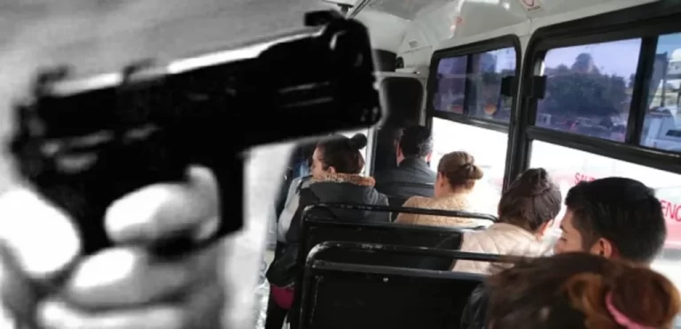 Denuncian robo masivo a bus intermunicipal que dejó a conductor herido.