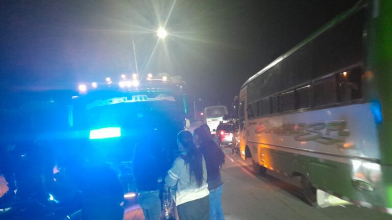 Asaltan buseta de servicio intermunicipal en la vía Facatativá – calle 80 – Bogotá, dos pasajeros se encuentran heridos
