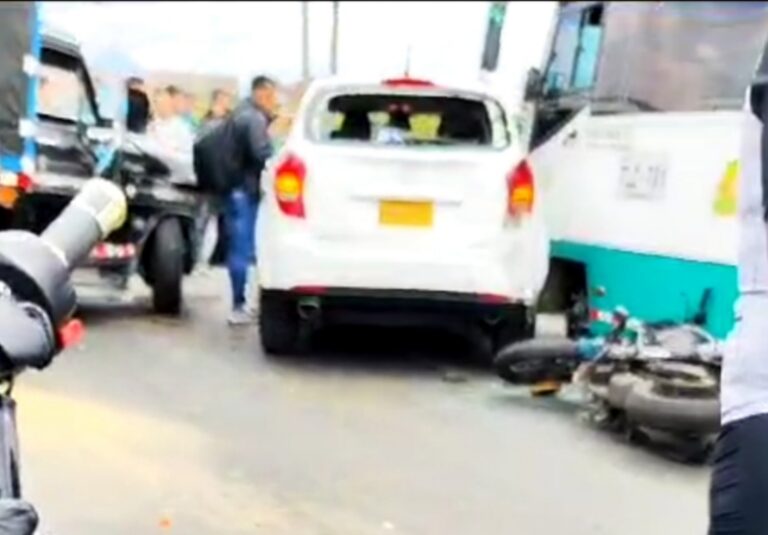 Accidente múltiple en la calle 80 cerca del puente de guadua