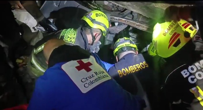Bomberos rescatan conductor atrapado tras grave accidente de tránsito Anapoima, Cundinamarca