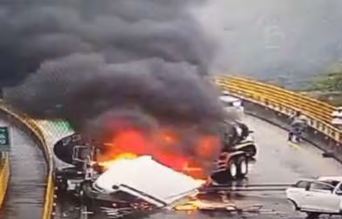 Seis heridos en accidente en la vía Bogotá-Villavicencio: Camioneta y carrotanque colisionan y desatan incendio
