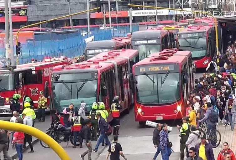 Trágico accidente: mujer fallece tras ser atropellada por un bus de TransMilenio en el centro de Bogotá