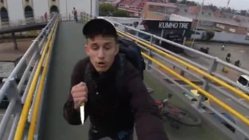 Joven fue amenazado con un cuchillo, le robaron  su patineta eléctrica en Bogotá