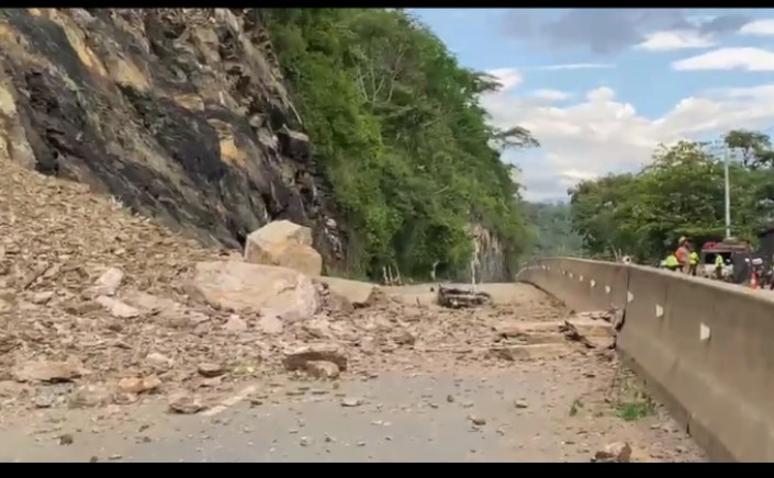 Motociclista sufre lesiones menores tras desprendimiento de rocas en la vía Bogotá-Medellín