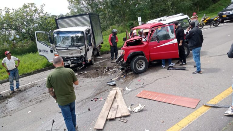 Accidente sobre la autopista Bogotá-La Vega deja tres lesionados