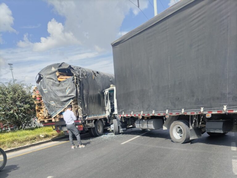 Gran congestión vehicular en la calle 13 tras choque entre dos camiones en el sentido Mosquera-Bogotá