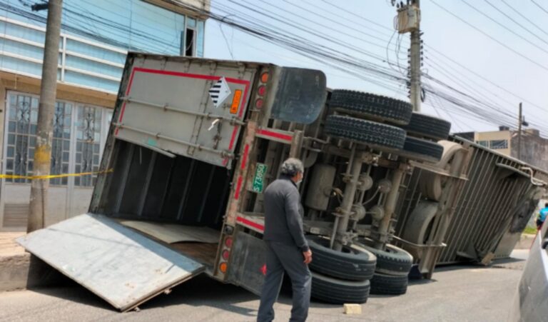 Volcamiento lateral de tractocamión en la glorieta de San Pedro en Madrid, Cundinamarca