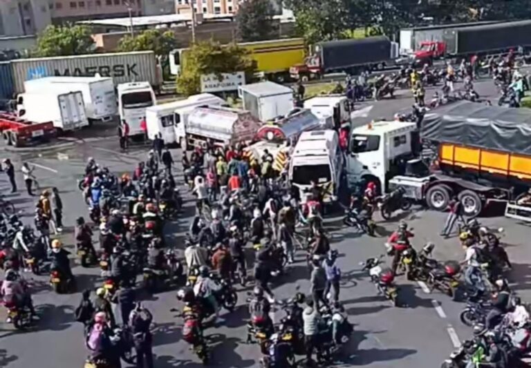 Paro de conductores de carga bloquea vías clave en la Sabana de Occidente