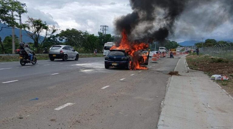 Incendio vehicular en Chinauta controlado a tiempo: No hubo heridos