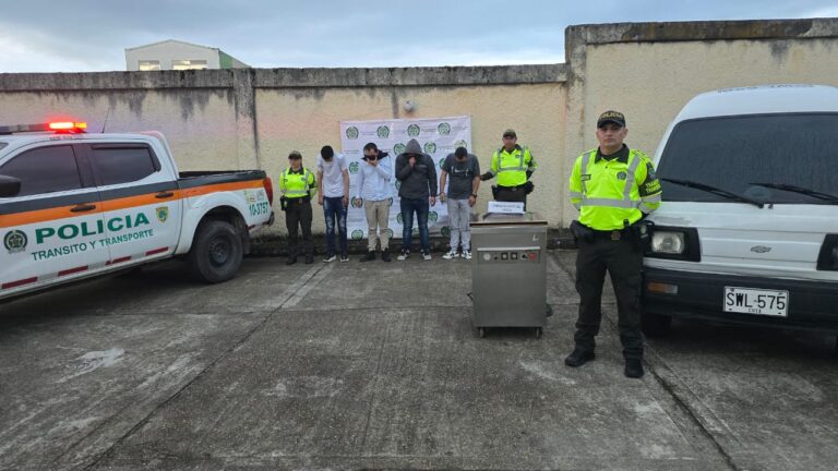 En plan candado; fueron capturados cuatro ladrones; que habían hurtado una maquina y un vehículo.