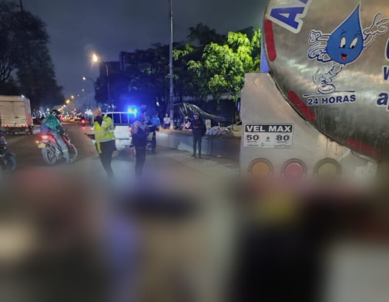 Motociclista pierde la vida tras choque con tractocamión en la Av Centenario (calle 13)