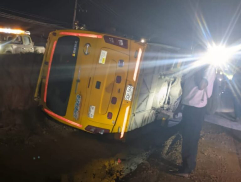 Bus intermunicipal se volcó en la vía Girardot-Bogotá: 15 heridos