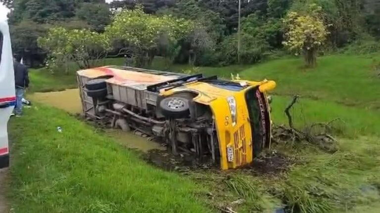 Bus intermunicipal cayó al humedal Torca en la Autopista Norte: tres heridos