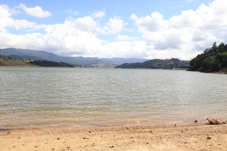 ¿Por qué si está lloviendo en el centro del país los embalses continúan a la baja?: Director de la CAR lo explica