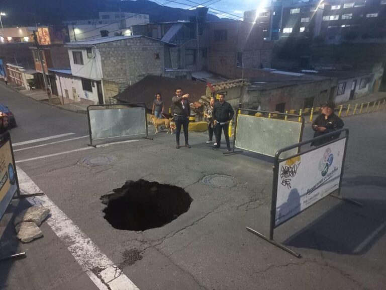 Se hundió el pavimento en plena vía de Facatativá