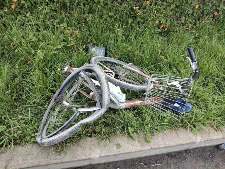 Vehículo arrolla a una mujer y terminó volcado en la variante de Madrid