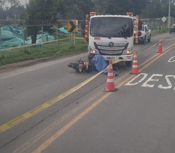 Grave siniestro vial en la vía Mondoñedo–Mosquera: motociclista falleció tras colisión con camión