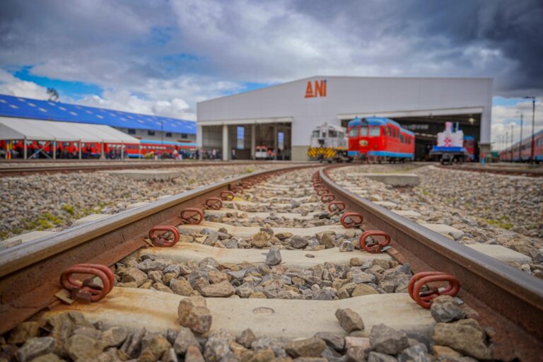 «Las promesas se cumplen y las obras comienzan», dijo el gobernador Jorge Rey al recibir de INVIAS el corredor férreo para Regiotram