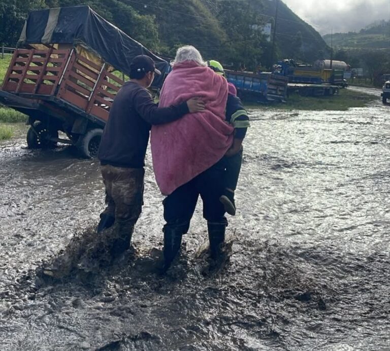 Emergencia en Cáqueza por desbordamiento del río Negro: fincas inundadas y alerta en la vía al Llano