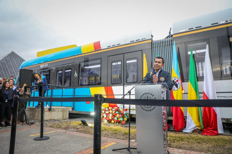 “Hoy le abrimos la puerta al transporte férreo moderno”: Jorge Rey presentó el primer vagón del Regiotram de Occidente