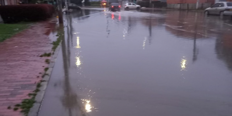 Lluvias de las últimas horas generan graves inundaciones en Madrid, Cundinamarca