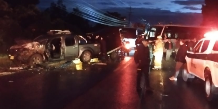 Grave accidente en la vía Cota–Chía deja dos heridos; bomberos rescataron a uno de los conductores