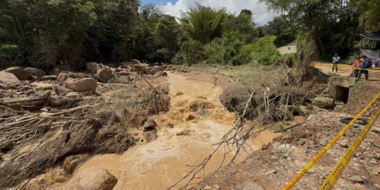 Crecientes súbitas dejan cinco viviendas destruidas y tres desaparecidos en Silvania