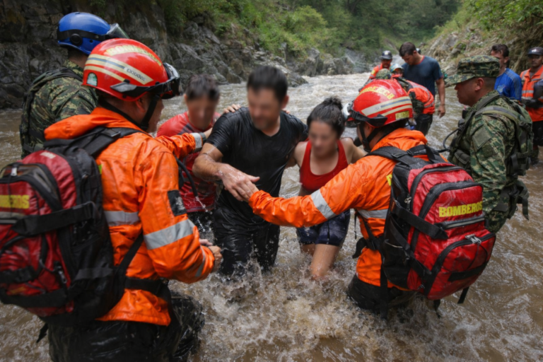 Creciente súbita en La Mesa dejó 14 turistas atrapados; todos fueron rescatados con vida