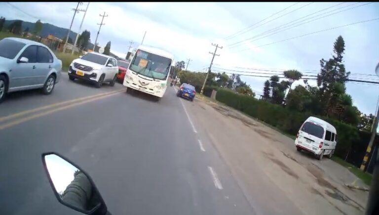 Denuncian peligrosa maniobra de bus intermunicipal en la vía Madrid–Bogotá