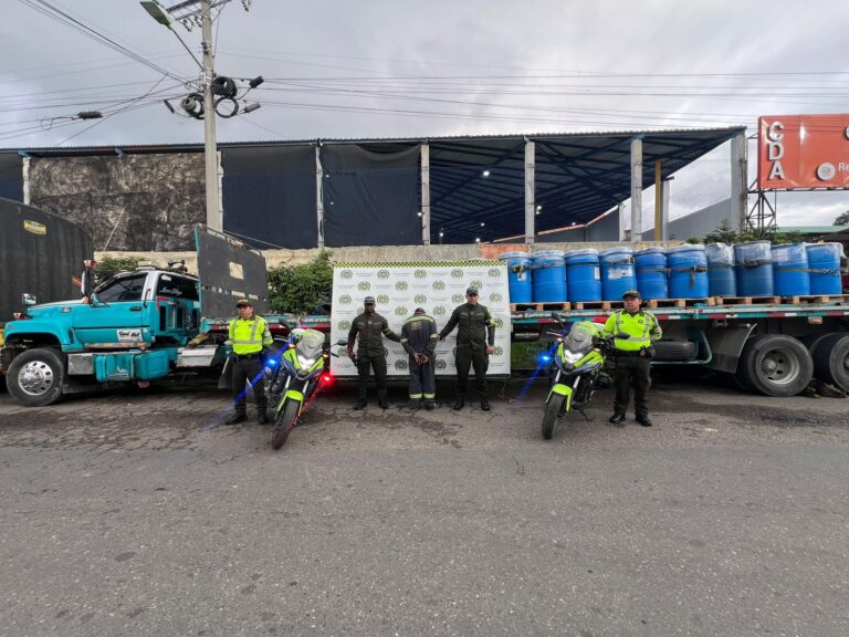 Incautan más de 1.600 galones de insumos químicos para narcotráfico en vía Bogotá–Girardot