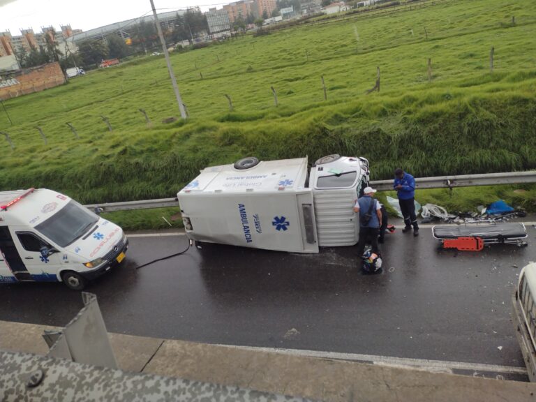 Ambulancia cayó desde un puente en Mosquera: dos personas resultaron heridas