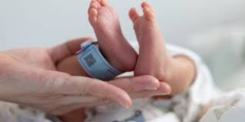 Bebé hallado en una bolsa de basura en El Rosal está estable y bajo protección