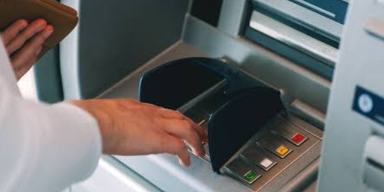 Denuncian hurto por “cambiazo” en cajero automático del centro de Facatativá