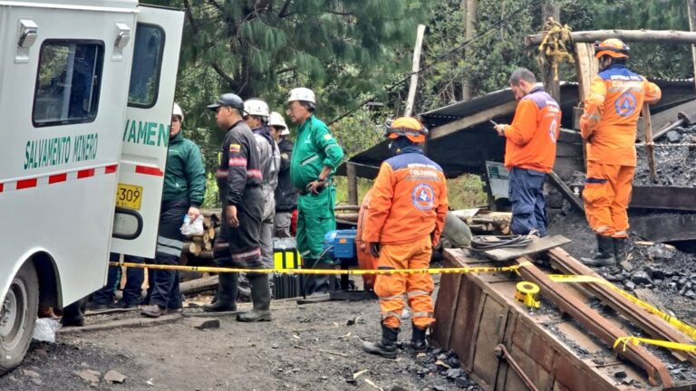 Hallan sin vida a dos mineros tras explosión en mina de Guachetá; continúan labores de rescate