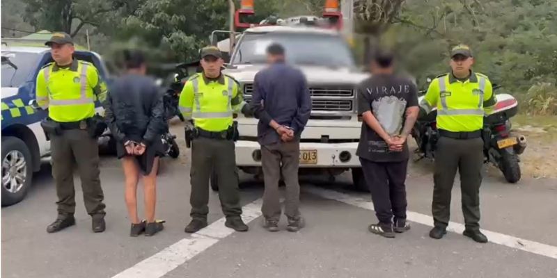 Capturan a tres personas con cargamento de droga oculto en vehículo siniestrado en Cundinamarca